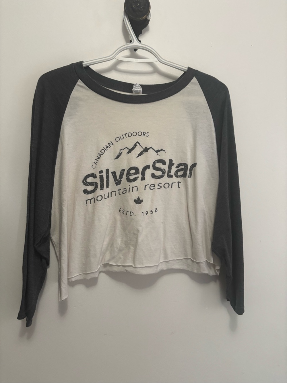 SilverStar Mountain Resort Women's White and Black Crop Raglan Top